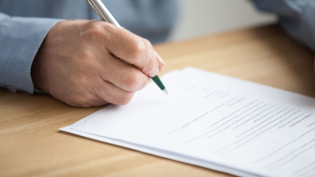 Un avocat à Brest expliquant les nouvelles réglementations sur les mentions manuscrites des cautions.